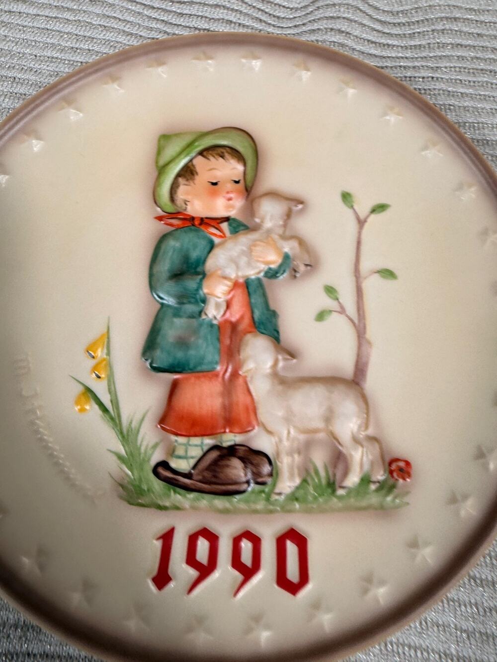 1990 Goebel Hummel Annual Plate HUM 286 West Germany 7.5" Boy w/Lambs NEW NO BOX